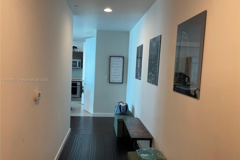 Condo in Miami, Florida, 1 bedroom  № 1859660 - photo 1
