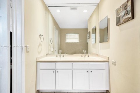 Villa ou maison à vendre à Miami, Floride: 3 chambres, 197.32 m2 № 2257192 - photo 22