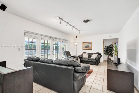 Villa ou maison à vendre à Miami, Floride: 3 chambres, 197.32 m2 № 2257192 - photo 9