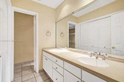 Villa ou maison à vendre à Miami, Floride: 3 chambres, 197.32 m2 № 2257192 - photo 13