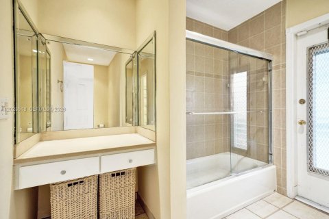 Villa ou maison à vendre à Miami, Floride: 3 chambres, 197.32 m2 № 2257192 - photo 14