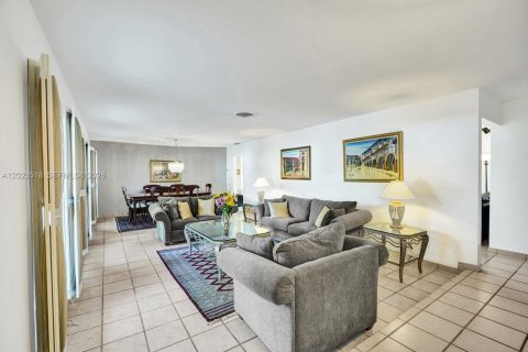 Villa ou maison à vendre à Miami, Floride: 3 chambres, 197.32 m2 № 2257192 - photo 2