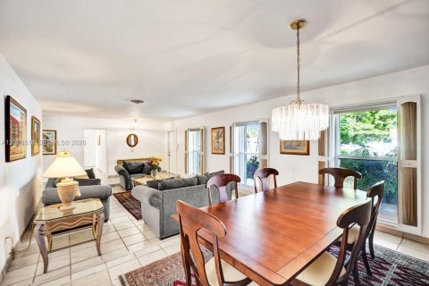 Villa ou maison à vendre à Miami, Floride: 3 chambres, 197.32 m2 № 2257192 - photo 4