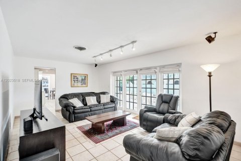 Villa ou maison à vendre à Miami, Floride: 3 chambres, 197.32 m2 № 2257192 - photo 10