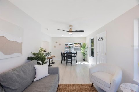 House in Saint Petersburg, Florida 2 bedrooms, 81.29 sq.m. № 1586675 - photo 9