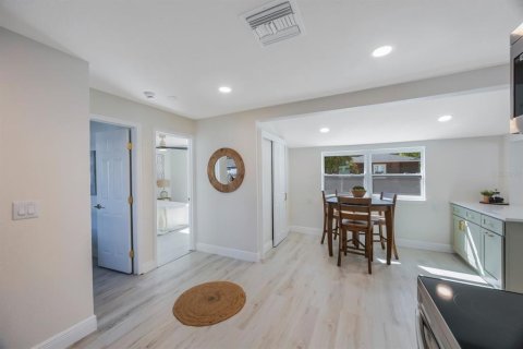 House in Saint Petersburg, Florida 2 bedrooms, 81.29 sq.m. № 1586675 - photo 16