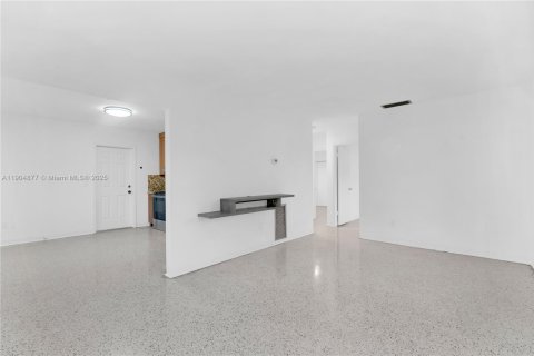 Снять в аренду виллу или дом в Майами, Флорида 2 спальни, 195.56м2, № 1963553 - фото 8