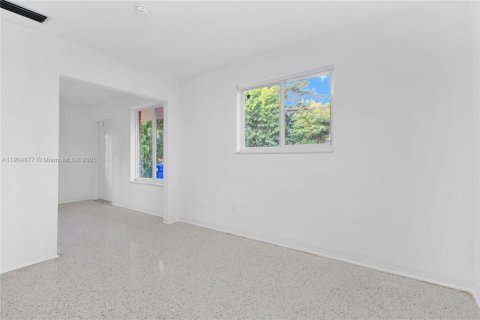 Снять в аренду виллу или дом в Майами, Флорида 2 спальни, 195.56м2, № 1963553 - фото 6