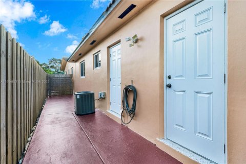 Снять в аренду виллу или дом в Майами, Флорида 2 спальни, 195.56м2, № 1963553 - фото 19