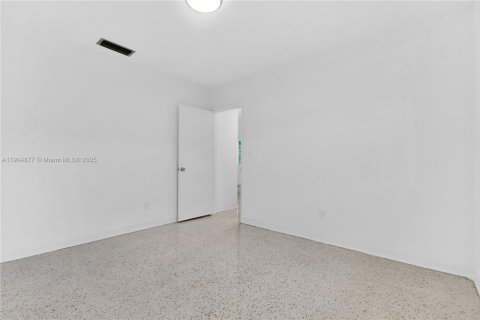 Снять в аренду виллу или дом в Майами, Флорида 2 спальни, 195.56м2, № 1963553 - фото 15