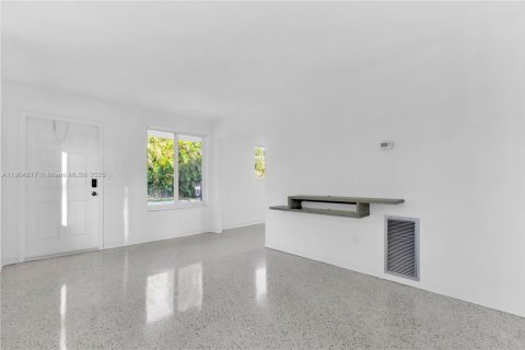 Снять в аренду виллу или дом в Майами, Флорида 2 спальни, 195.56м2, № 1963553 - фото 9