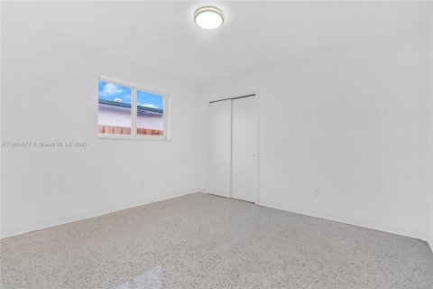 Снять в аренду виллу или дом в Майами, Флорида 2 спальни, 195.56м2, № 1963553 - фото 12
