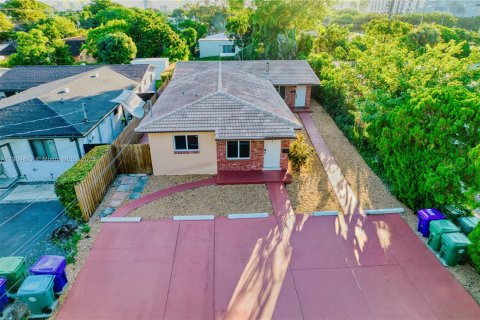 Снять в аренду виллу или дом в Майами, Флорида 2 спальни, 195.56м2, № 1963553 - фото 2