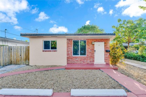 Снять в аренду виллу или дом в Майами, Флорида 2 спальни, 195.56м2, № 1963553 - фото 23