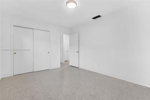 Снять в аренду виллу или дом в Майами, Флорида 2 спальни, 195.56м2, № 1963553 - фото 11