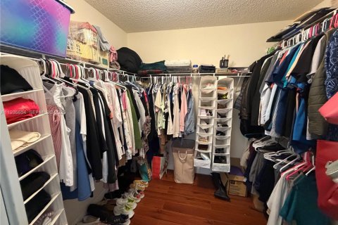 House in Davie, Florida 4 bedrooms, 181.72 sq.m. № 1994953 - photo 15