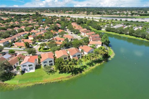 House in Davie, Florida 4 bedrooms, 181.72 sq.m. № 1994953 - photo 25