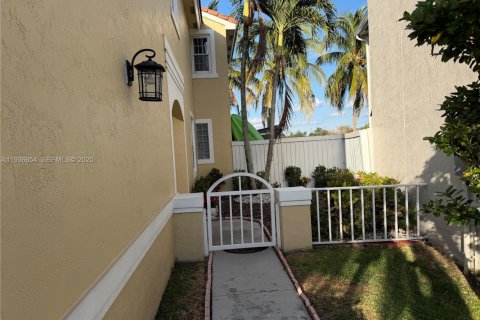 House in Davie, Florida 4 bedrooms, 181.72 sq.m. № 1994953 - photo 3