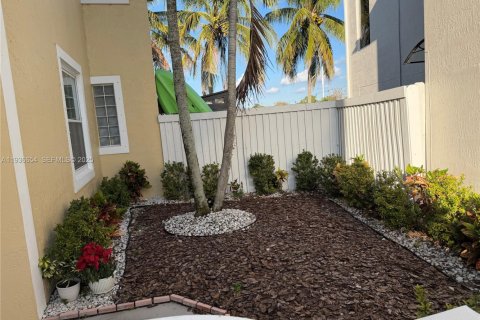 House in Davie, Florida 4 bedrooms, 181.72 sq.m. № 1994953 - photo 4