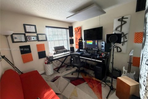 House in Davie, Florida 4 bedrooms, 181.72 sq.m. № 1994953 - photo 18