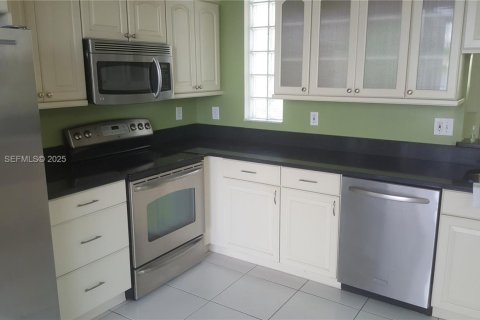 House in Davie, Florida 4 bedrooms, 181.72 sq.m. № 1994953 - photo 23