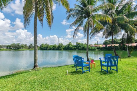 House in Davie, Florida 4 bedrooms, 181.72 sq.m. № 1994953 - photo 26