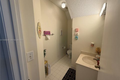 House in Davie, Florida 4 bedrooms, 181.72 sq.m. № 1994953 - photo 24