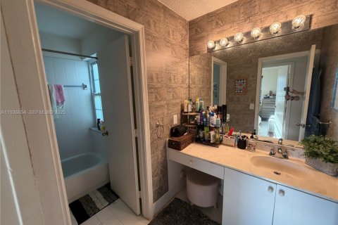 House in Davie, Florida 4 bedrooms, 181.72 sq.m. № 1994953 - photo 16