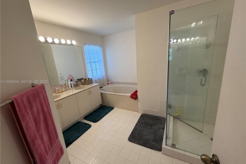 House in Davie, Florida 4 bedrooms, 181.72 sq.m. № 1994953 - photo 13