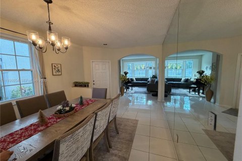 House in Davie, Florida 4 bedrooms, 181.72 sq.m. № 1994953 - photo 6