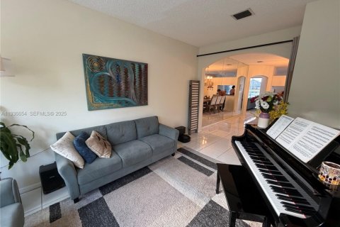House in Davie, Florida 4 bedrooms, 181.72 sq.m. № 1994953 - photo 8