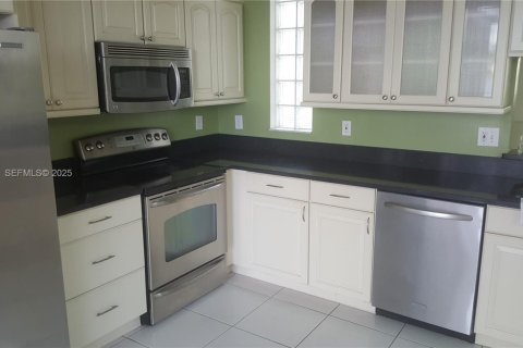 House in Davie, Florida 4 bedrooms, 181.72 sq.m. № 1994953 - photo 22