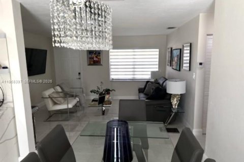 Casa en venta en Miami, Florida, 3 dormitorios, 111.48 m2 № 2031571 - foto 4