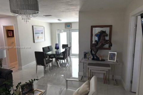 Casa en venta en Miami, Florida, 3 dormitorios, 111.48 m2 № 2031571 - foto 5