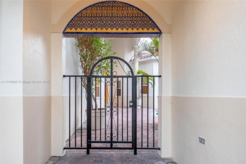 Villa ou maison à vendre à Hollywood, Floride: 4 chambres, 355.17 m2 № 1957993 - photo 2