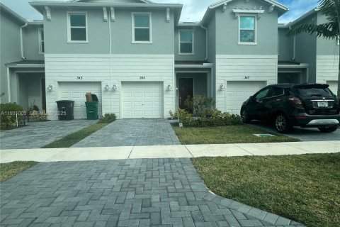 Villa ou maison à louer à Port St. Lucie, Floride: 3 chambres, 151.62 m2 № 1990524 - photo 1