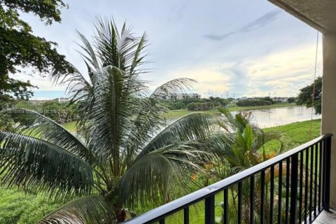Condo in Miami, Florida, 2 bedrooms  № 1921158 - photo 1