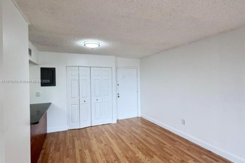 Condo in Miami, Florida, 2 bedrooms  № 1921158 - photo 12