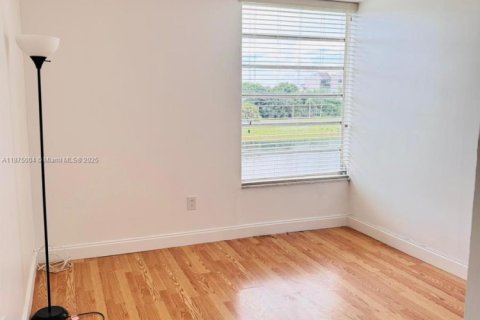 Condo in Miami, Florida, 2 bedrooms  № 1921158 - photo 7