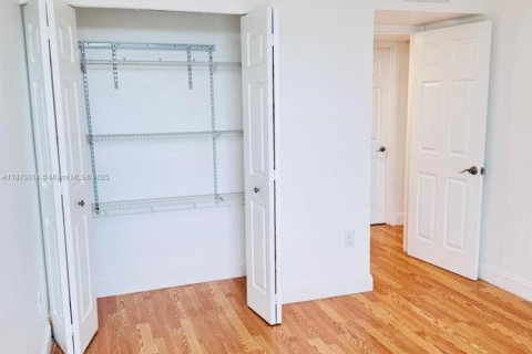 Condo in Miami, Florida, 2 bedrooms  № 1921158 - photo 10