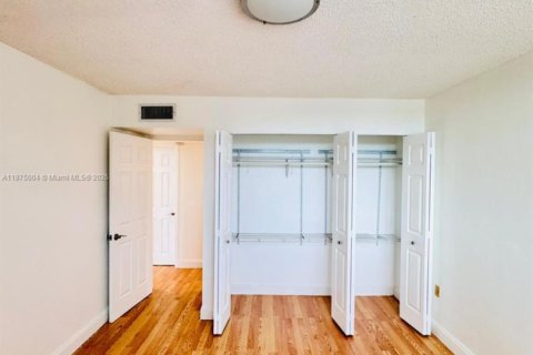 Condo in Miami, Florida, 2 bedrooms  № 1921158 - photo 5