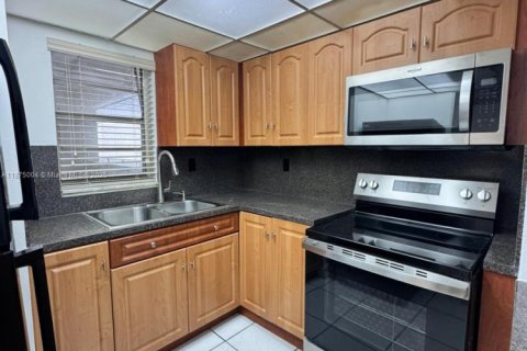 Condo in Miami, Florida, 2 bedrooms  № 1921158 - photo 4