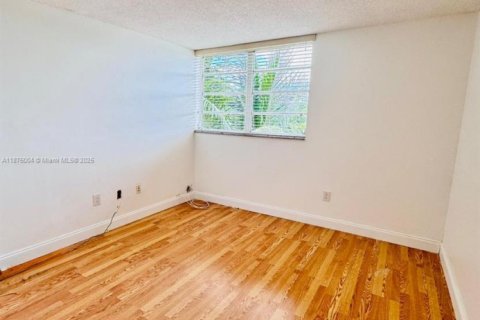 Condo in Miami, Florida, 2 bedrooms  № 1921158 - photo 6