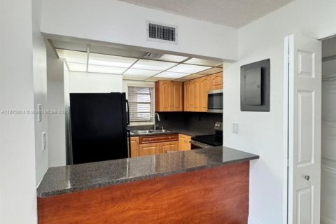 Condo in Miami, Florida, 2 bedrooms  № 1921158 - photo 3