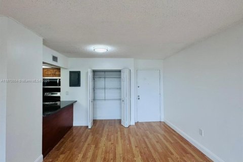 Condo in Miami, Florida, 2 bedrooms  № 1921158 - photo 8