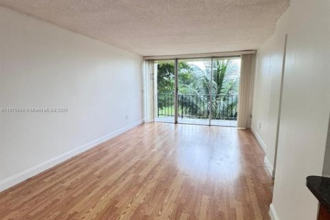 Condo in Miami, Florida, 2 bedrooms  № 1921158 - photo 2