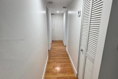 Condo in Miami, Florida, 2 bedrooms  № 1921158 - photo 11