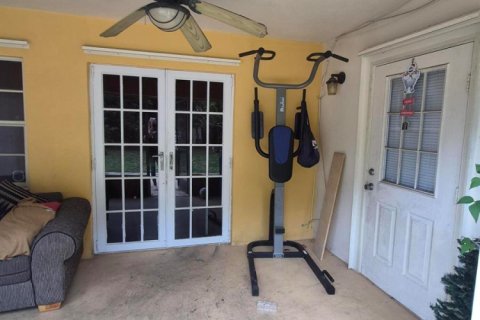 House in Hollywood, Florida 3 bedrooms, 166.48 sq.m. № 2240843 - photo 12