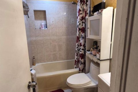 House in Hollywood, Florida 3 bedrooms, 166.48 sq.m. № 2240843 - photo 8