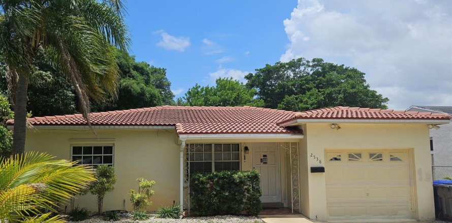 House in Hollywood, Florida 3 bedrooms, 166.48 sq.m. № 2240843